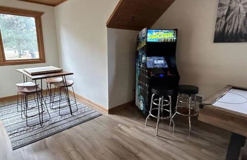 Luxe Hot Springs Cabin w/Pond and Game Room! - Foto 4