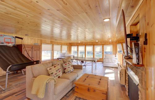 Family-Friendly Riverfront Manor on the Little Red - Foto 25