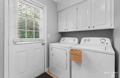 Creekside Oasis - 5BR Retreat with Pool & Hot Tub - Foto 46