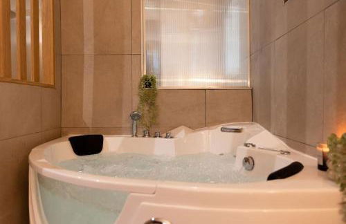 Love Life Room-Jacuzzi-Netflix-Accès-24/7-Privé - Foto 5
