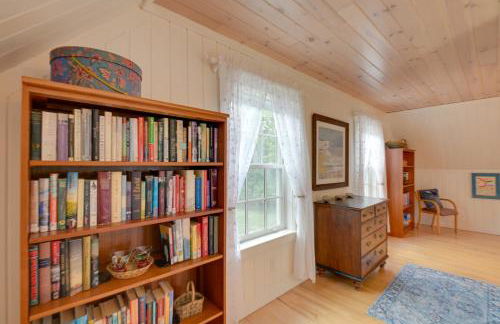 Beachfront Brooklin Studio with Private Balcony! - Photo 19