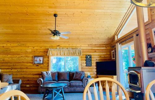 Adventure Awaits 3King Bed,2Bath Log Cabin in heart of Duck Creek Village! - Foto 7