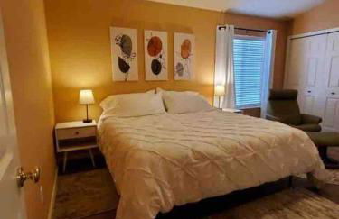 Solar Half-Plex with Chic Style in Country Glen - Foto 45