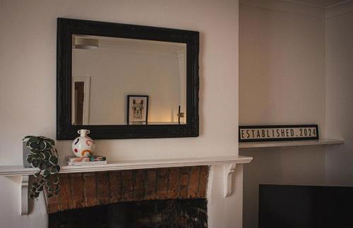 Characterful Cottage - Sleeps 6 - Parking - High Street - Photo 17