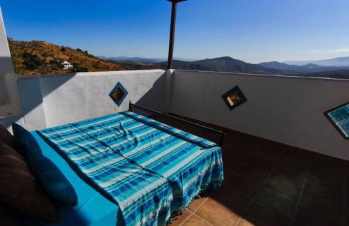 Künstlerhaus Finca Madreselva mit atemberaubenden Weitblick mit Infinitypool, kleinen Teichen und vielen Sitzplätzen in Tolox Malaga im Nationalpark Sierra de las Nieves, ideal für Entspannung, aber auch zum Wandern - Foto 41