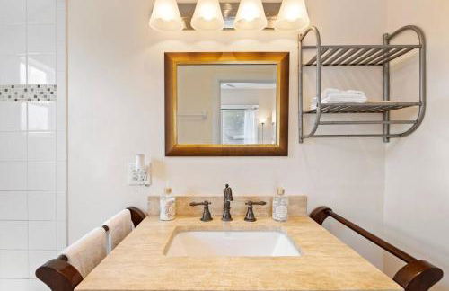 Beautiful Home Steps from the beach + Side Porch - Foto 17