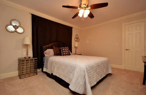 Crosby Backyard Oasis with Weekday Specials! - Foto 28