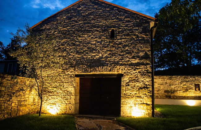 The Poolside Stone House in Bale - Foto 26