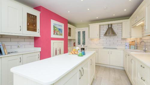 Beach Front House with Stunning Sea Views and Free Parking - Foto 5