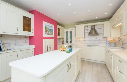 Beach Front House with Stunning Sea Views and Free Parking - Foto 5