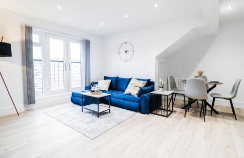 The Kingsmead Loft - Stylish 1BR Top Floor Apt with King or Twin Beds & Free Secure Underground Parking, Central High Wycombe HP13, Sleeps 3 - Foto 26