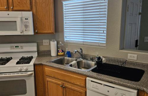 This cute 3 bedroom 2 and half bath is cozy - Photo 33