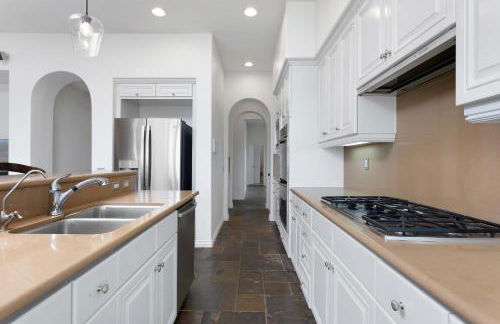 Spacious Luxury home in Gated Community with Resort Pool & Scenic Views - Photo 18