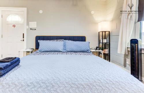 The Moose #7 - Instaworthy Studio with Amazing Views, Free Parking & Heated King Bed - Foto 9