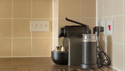 Steps from Train Station - Modern 2-Bedroom with Balcony & Cambridge Amenities, Family Friendly - Foto 3