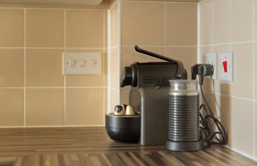 Steps from Train Station - Modern 2-Bedroom with Balcony & Cambridge Amenities, Family Friendly - Foto 3