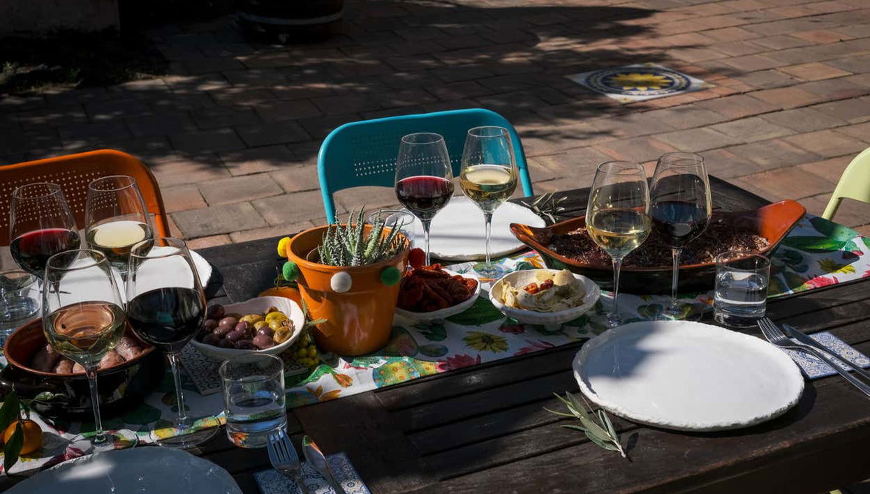 Mesa llena de comida