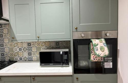 Large Luxury 4 bedroom home with parking - Foto 33