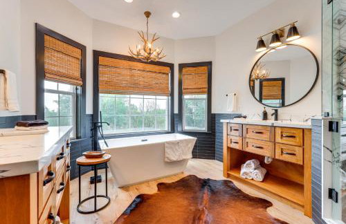 Modern Fischer House with Deck, Fire Pit and Hot Tub! - Foto 18