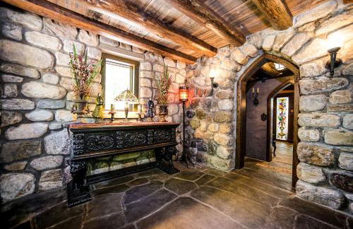 HIGHLANDS CASTLE overlooking Lake George plus 2 other CASTLES & SUITES - Foto 47