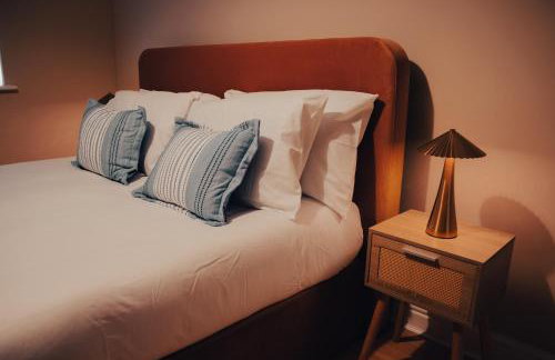 Central Manchester Gem with Stylish 2BR Retreat and Free Carpark - Photo 8