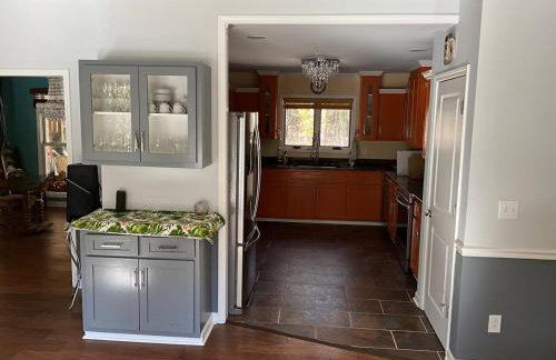 Quiet Forest Vacation home on a Private Road with Spacious Patios, Fire pit, Pet friendly and a Private pool - Foto 38