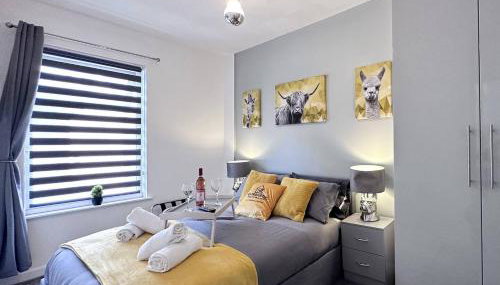 Sleek Skyward Serenity 2bed w Pool Table - Ystrad - Foto 2