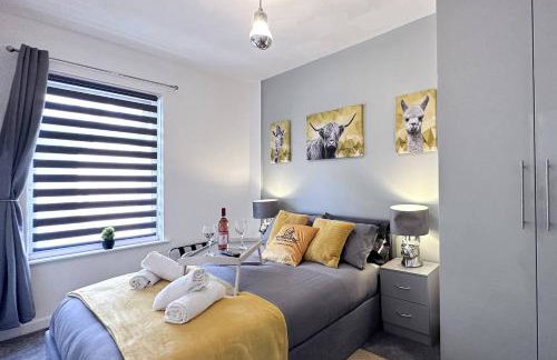 Sleek Skyward Serenity 2bed w Pool Table - Ystrad - Foto 2