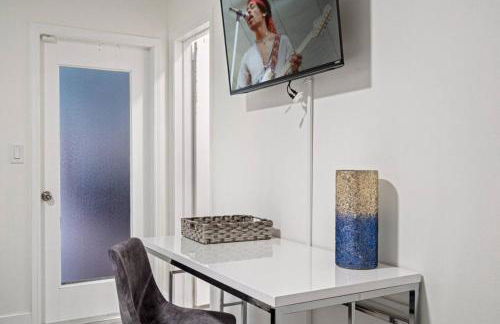 Villa Oasis 3 Miles to Hard Rock Stadium & Casino, Guitar Hotel Nearby, Pool, Game Room, Sleeps 12, 15 Min to Beach - Foto 31