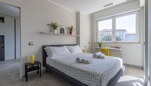 GuestHost -Elegant Seaside Apartment with Pool and Parking - Foto 3