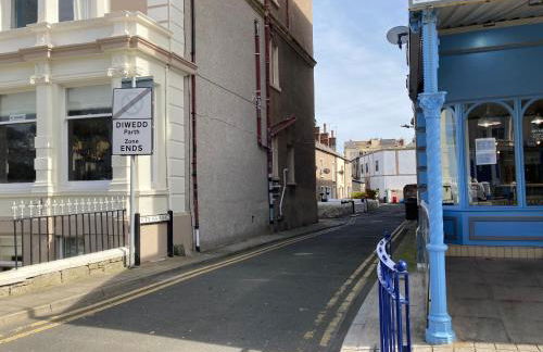 Delightful 3 Bedroomed Cottage in Llandudno - Photo 8