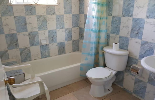 Beautiful 2-bed Apartment in Sunny Jamaica - Photo 11