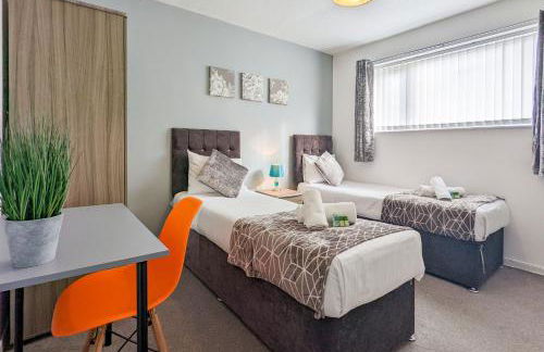 5-Bedroom Budget Contractor House with 10 Beds Free Parking and Free WiFi - Outfield Homes by Your Lettings Short Lets & Serviced Accommodation Peterborough - Photo 18