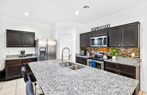 Tropical Desert Oasis Phoenix 5BR 3Bath with Outdoor Tiki Bar & BBQ - Photo 10