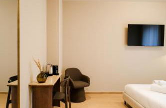 Balcony Double Suite - 3 min walk to Benina Express - Foto 9