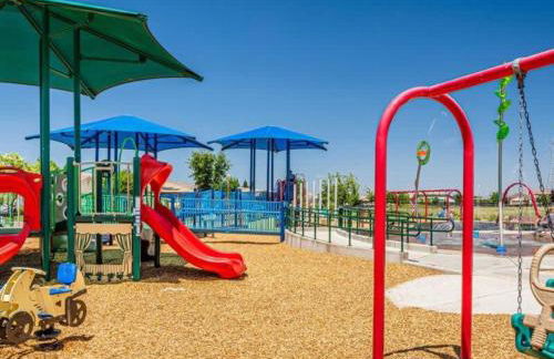 Stunning 4BR Getaway w Pool, Hot Tub, & Firepit - Foto 34