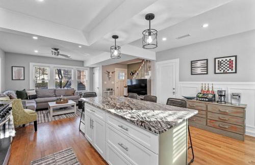 3BR/2.5 BA Townhouse |Downtown Salem w/Parking - Foto 11