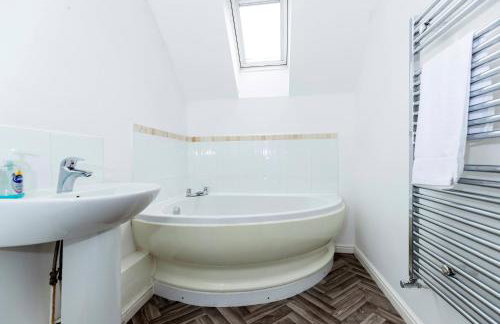 Spacious 3-Bed Home – Family Contractor Friendly - Photo 14