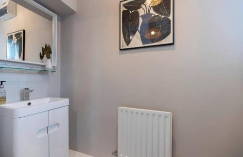 Pass the Keys 4-Bed Home with Garden Parking Near Durham - Foto 26