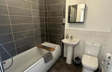 3 Bed Home for Contractors & Relocators with Parking, Garden & WiFi 5 mins walk to Town Centre & Train Station - Foto 10