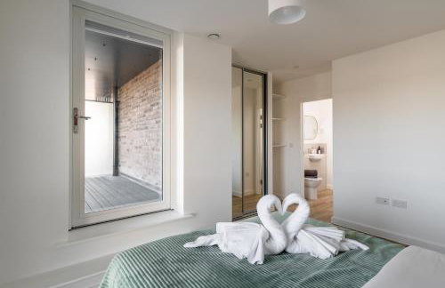 Modern Canal-Side Apartment in Milton Keynes - Photo 36