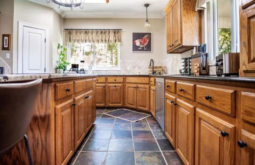 Bayou Breeze Retreat with Pool & River Access - Foto 8