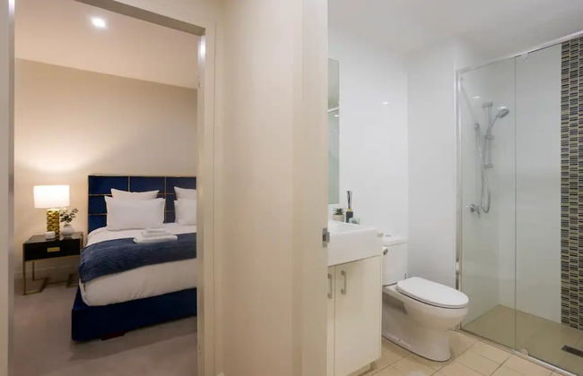 Brilliant 3 Month Corporate Rental With Balcony - Photo 13