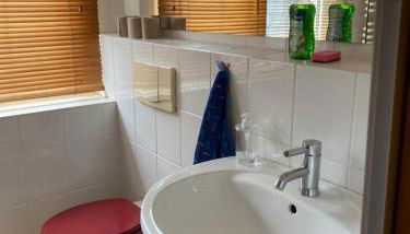 Ruhiges ganzes Apartment Self Check-in 45 m zwei Zimmer Groses Bad Badewanne Kochnische - Foto 5