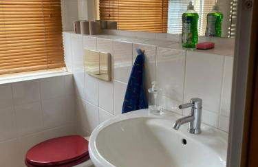 Ruhiges ganzes Apartment Self Check-in 45 m zwei Zimmer Groses Bad Badewanne Kochnische - Foto 5