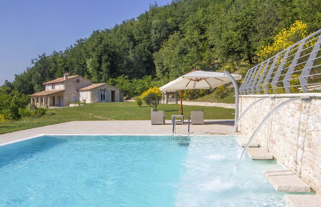 Chic Villa in Acqualagna with Hot Tub in Pool & Private Garden - Foto 25