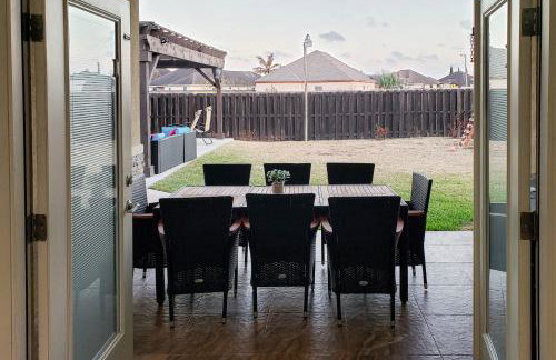 Pool, Patio and Yard Chic South Texas Home - Foto 28