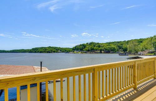 Deck with Covered Dock! Lakefront Ozark Cottage - Foto 16