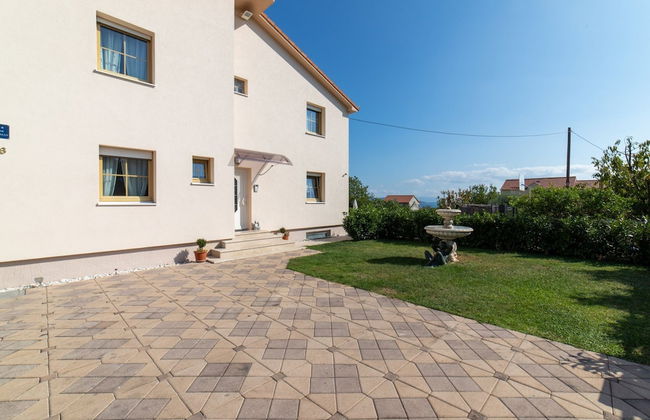 Spacious Holiday Home With Pool and Hot Tub in Kastel Stari - Foto 24