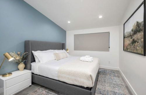 Light-Filled Modern Flat Near 25th Street Fun - Photo 7